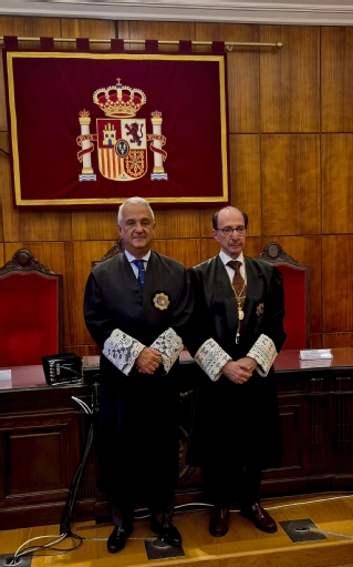 El presidente del TSJA, Jesús María Chamorro, junto al LAJ de la Sala Civil y Penal, Jaime Estrada Ruiz, en su último acto judicial como fe pública antes de su jubilación
